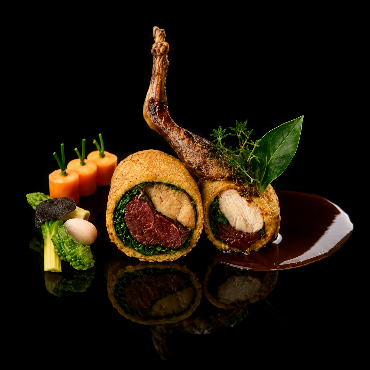 Assiette avec un rouleau de viande farci, un carré de poulet, une cuisse d'oie, de la sauce, des légumes, des herbes et des décorations