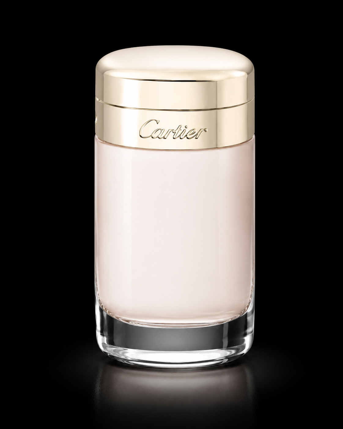 Flacon de parfum de luxe Cartier avec un capuchon doré sur fond noir.