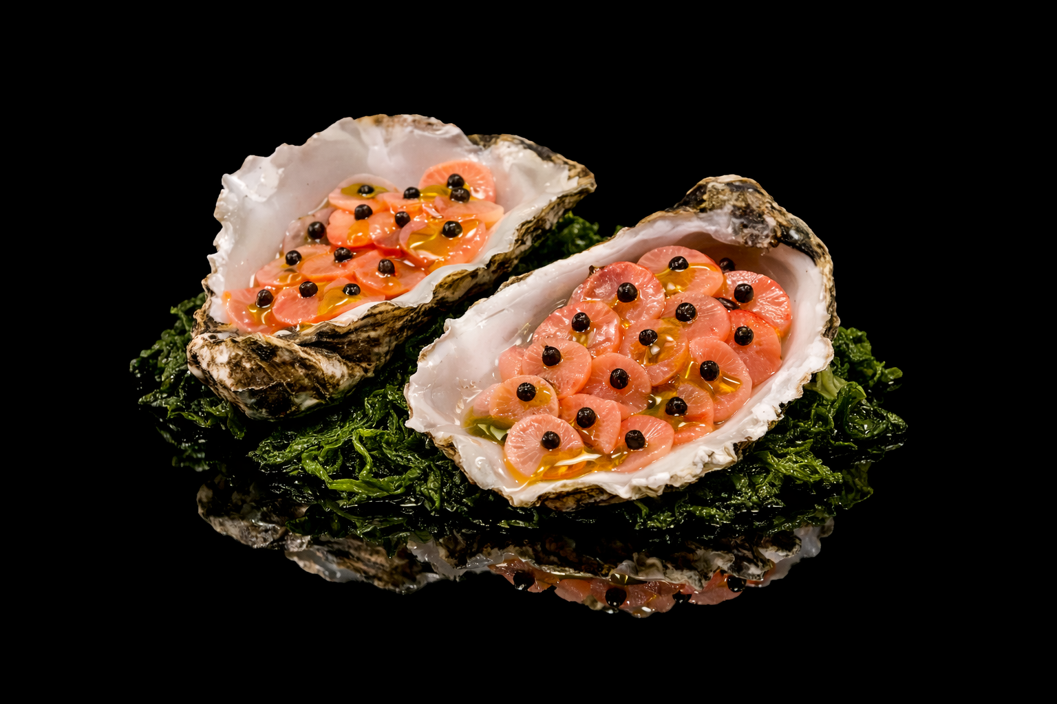 Huîtres ouvertes garnies de carpaccio de saumon, assaisonnées de sauce et de petits grains de poivre, posées sur un lit d'algues vertes, avec un fond noir.