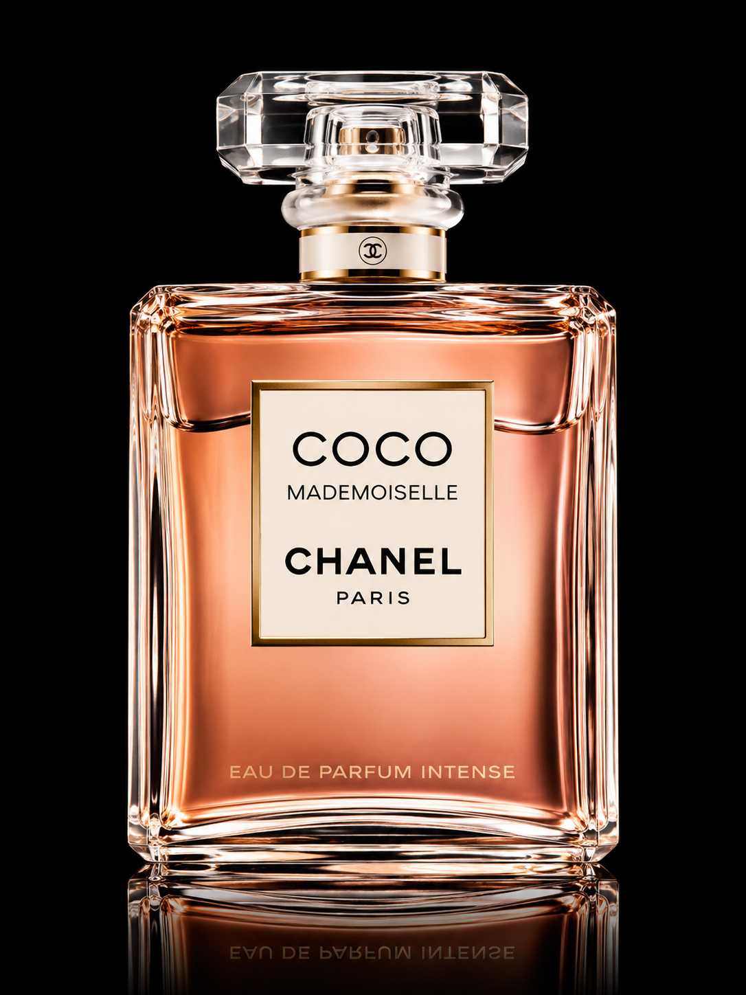 Flacon de parfum rose de Chanel Coco Mademoiselle contre un fond noir.