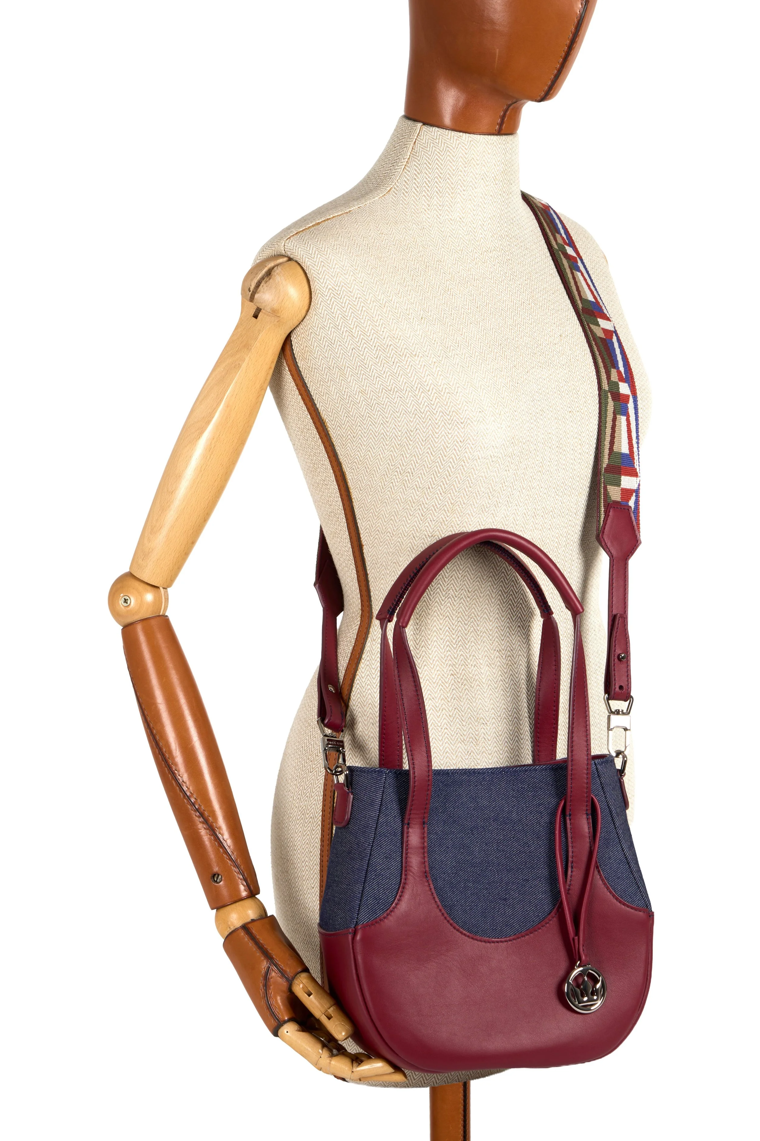 EJIAH25_EJ25VEABOUA72025_DENIM_INDIGO_CALFSKIN_BOURGOGNE_MODELBANDOULIERE_052026.jpg