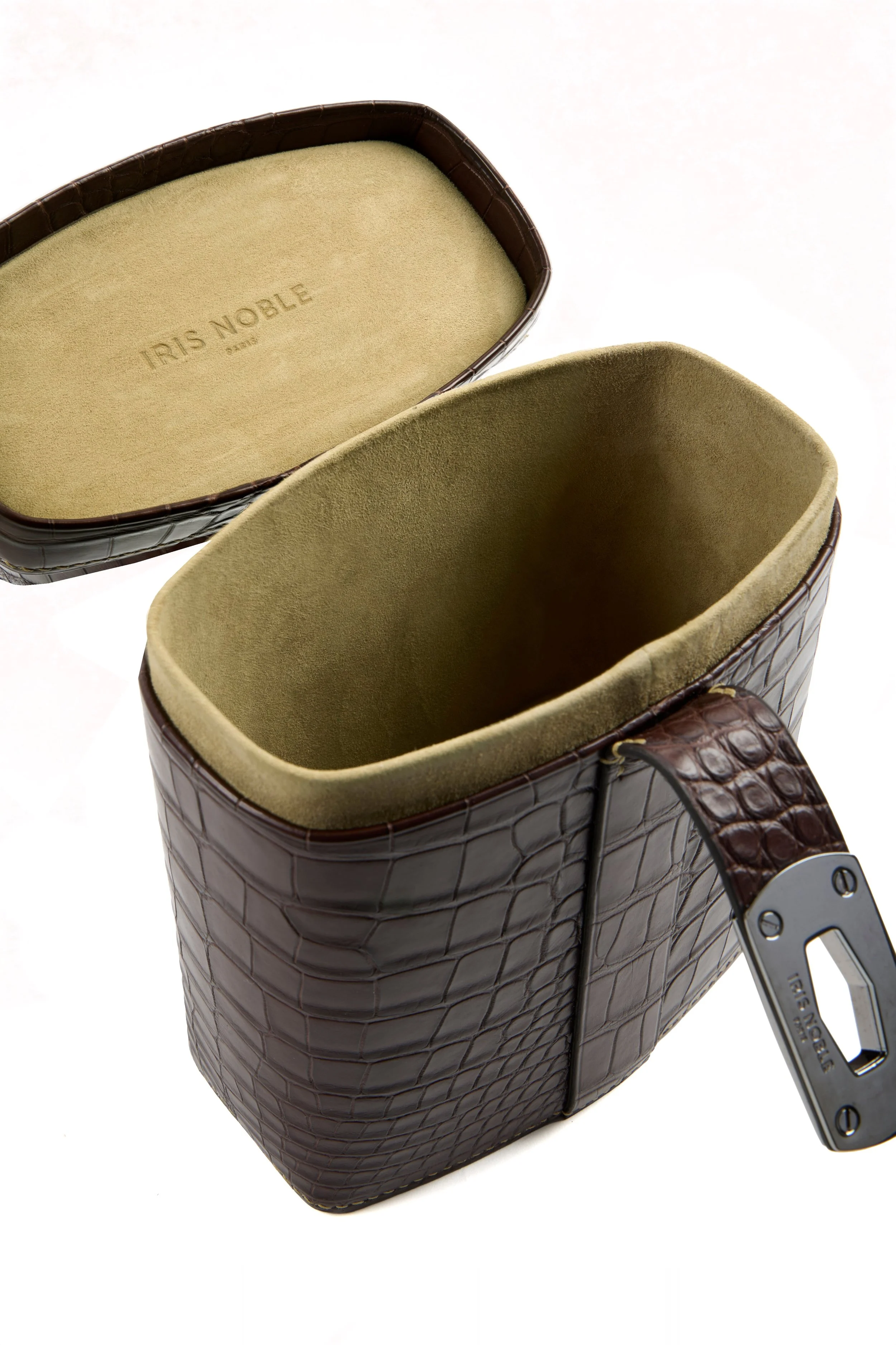 IVY14_IV14CROCHOA22025_CROCODILE_CHOCOLAT_INT_032026.jpg