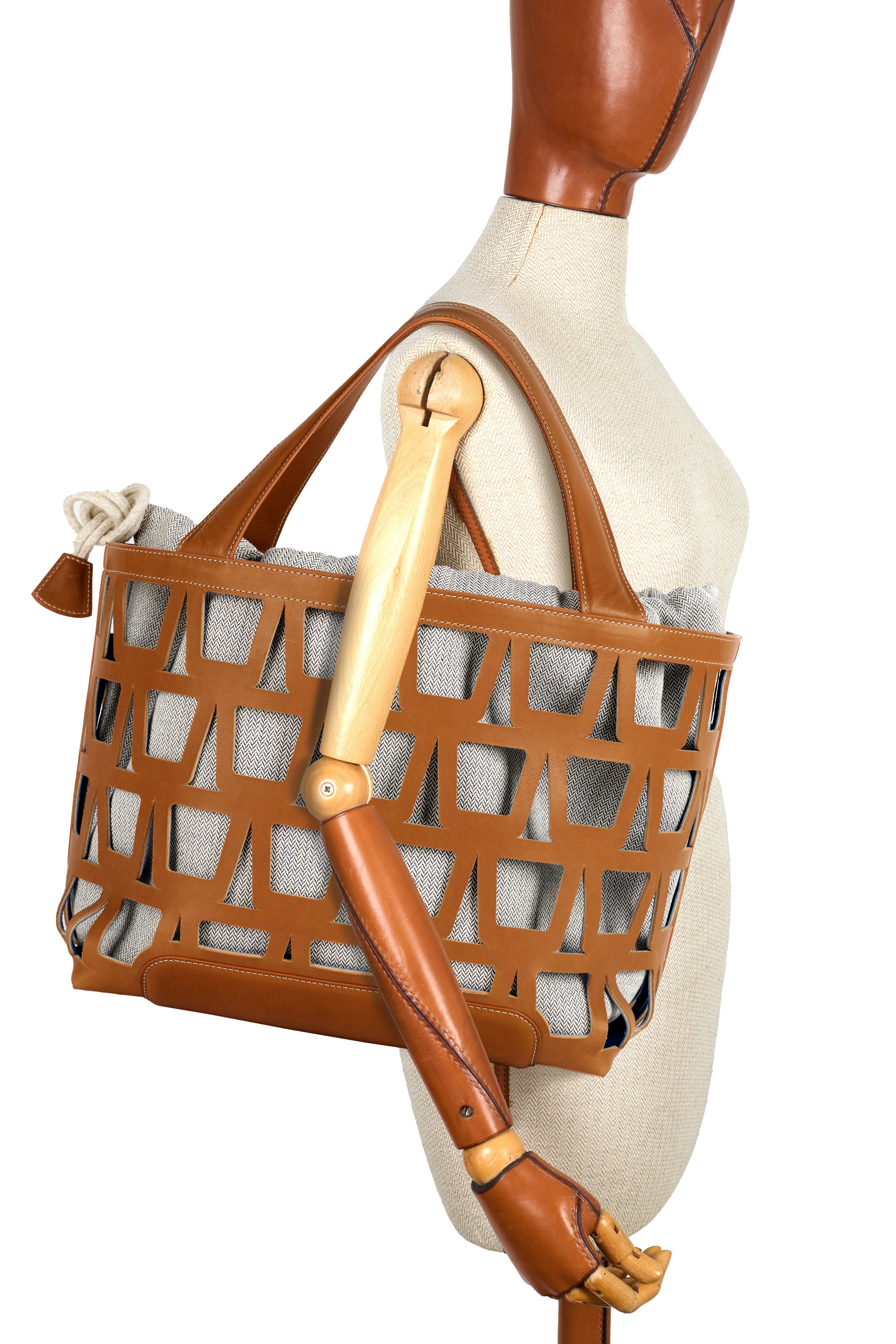 KAYLA43TOTE-VEAUBARENIA-MODEL.jpg