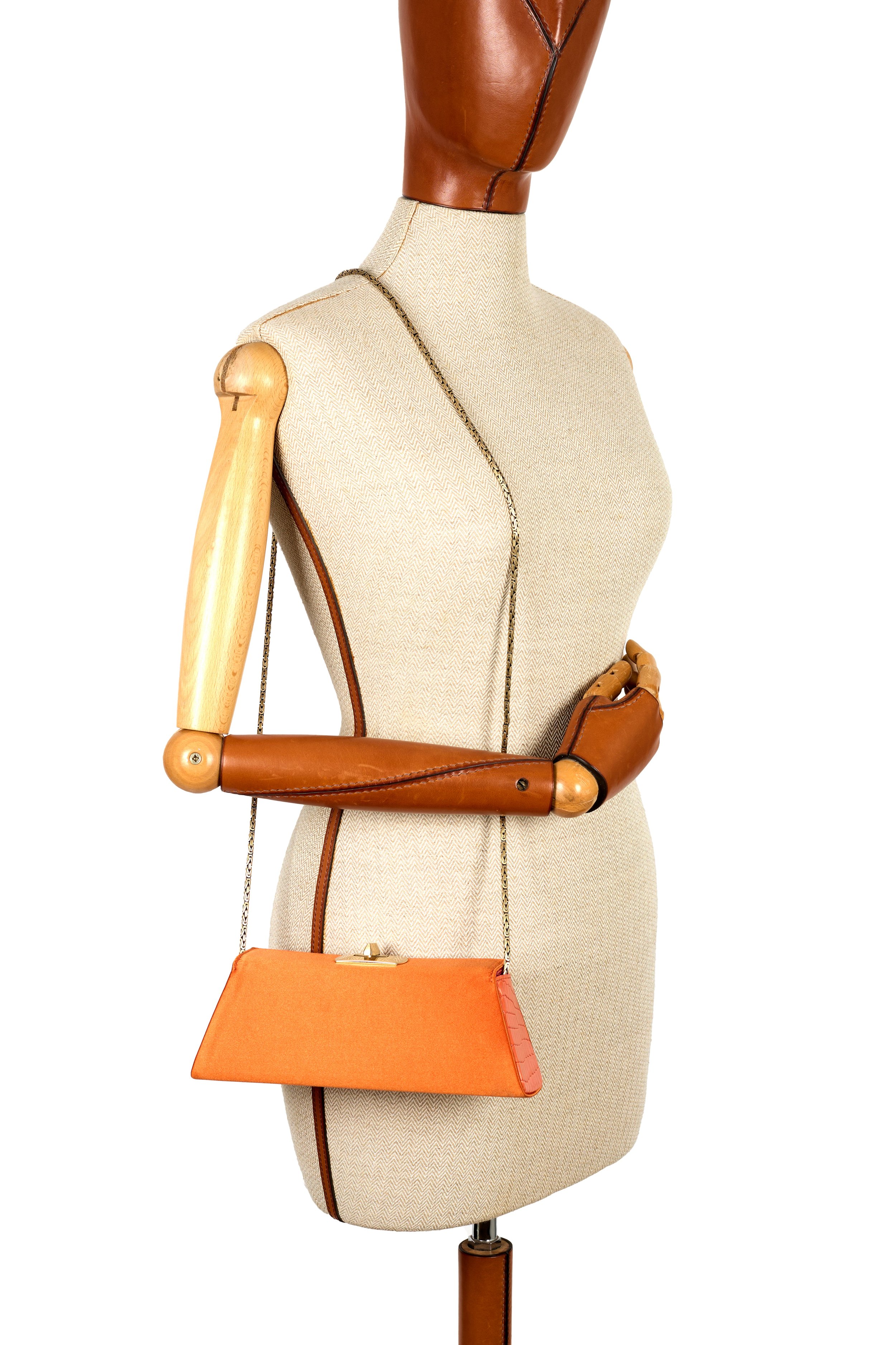 MINAL22-SATINORANGETANGO-MODEL.jpg