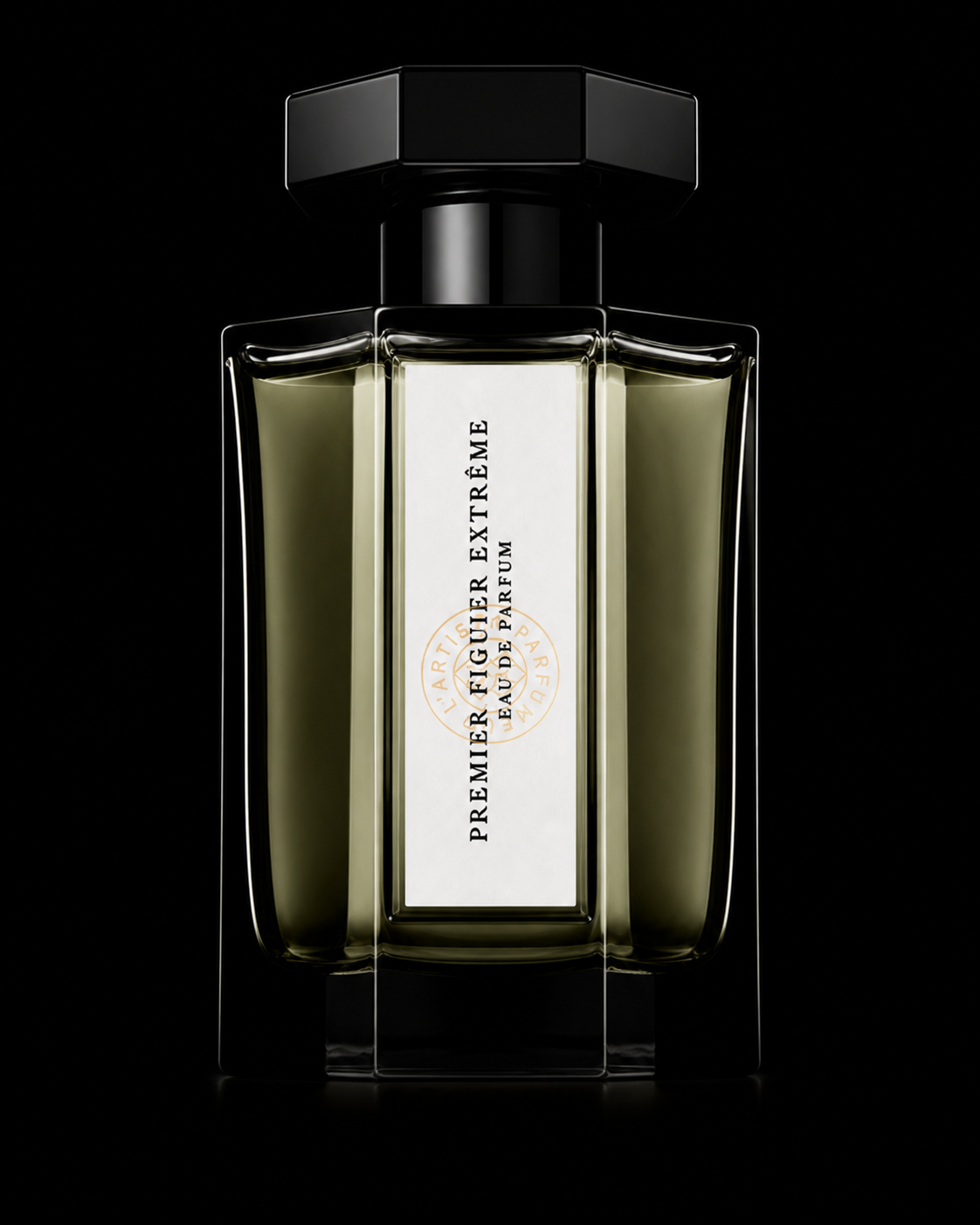 Flacon de parfum Dior avec une étiquette blanche et un bouchon noir, sur un fond noir.