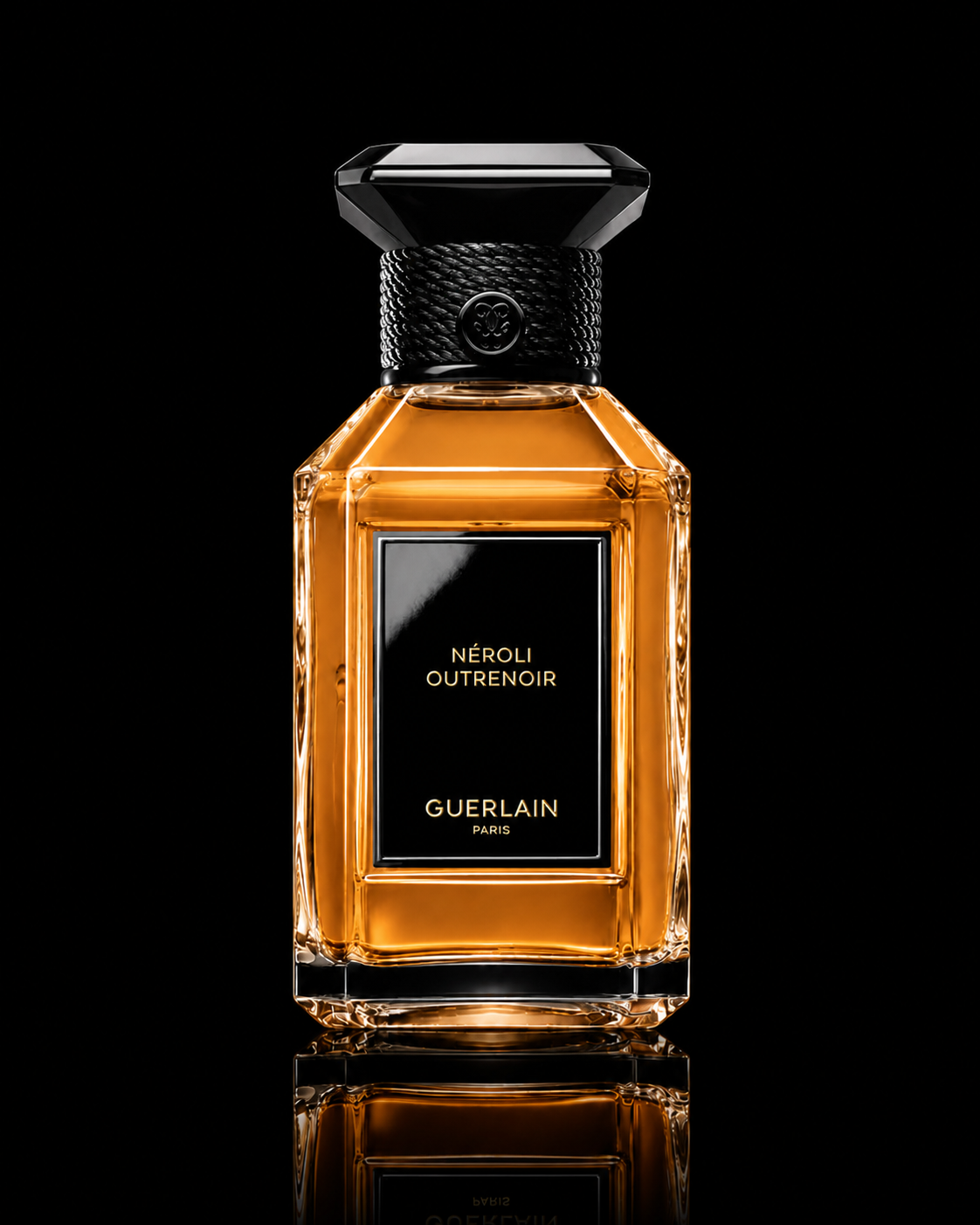 Une bouteille de parfum Guerlain Néroli Outrenoir avec un liquide ambré dans un flacon en verre décoratif, sur un fond noir.