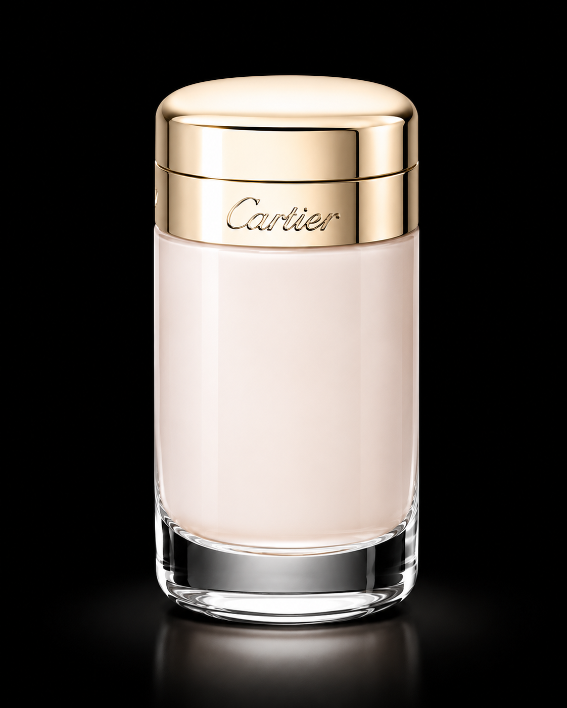 Flacon de parfum de luxe avec capuchon doré et inscription Cartier, contenu blanc, fond noir.