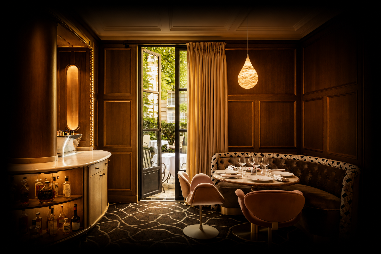 Salon élégant avec murs en bois, table dressée avec vaisselle et verre de vin, canapés en velours, porte-fenêtre ouvrant sur un balcon ensoleillé.