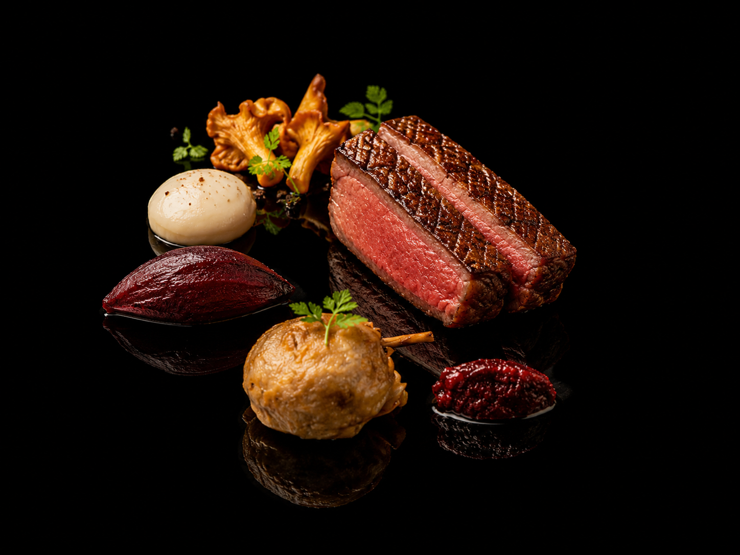 Un plat de côte de bœuf mi-saignant avec accompagnements de champignons, œuf marin, betterave, andouille, réduction de vin rouge, et herbes, présenté sur un fond noir