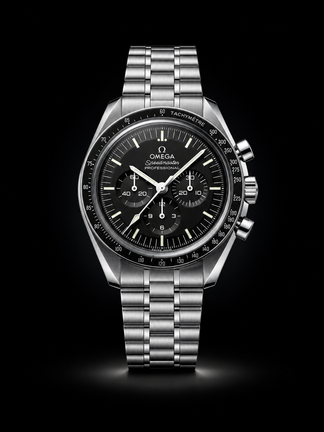 Montre Omega Speedmaster Professional en acier avec cadran noir et bracelet métallique.