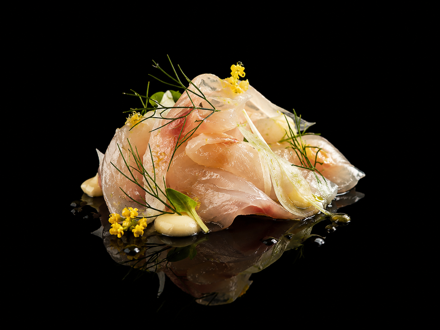 Carpaccio de poisson avec des herbes, de la mayonnaise et des fleurs comestibles sur un fond noir.
