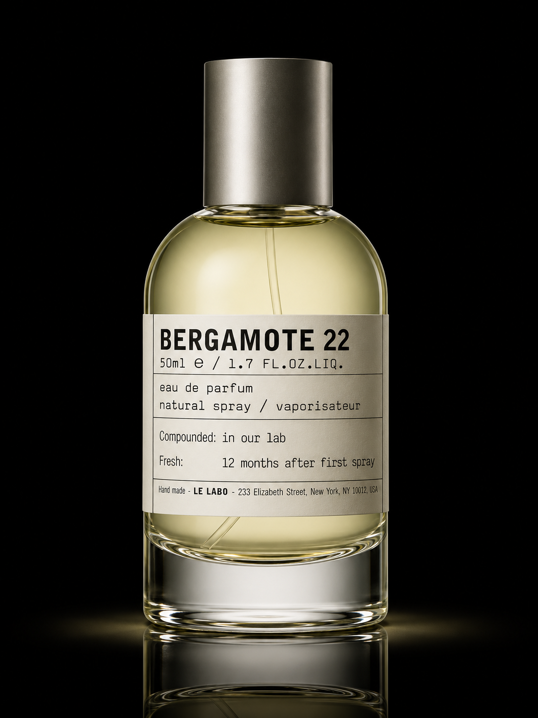 Flacon de parfum Bergamote 22 avec une étiquette blanche, texte en anglais et français, fond noir.
