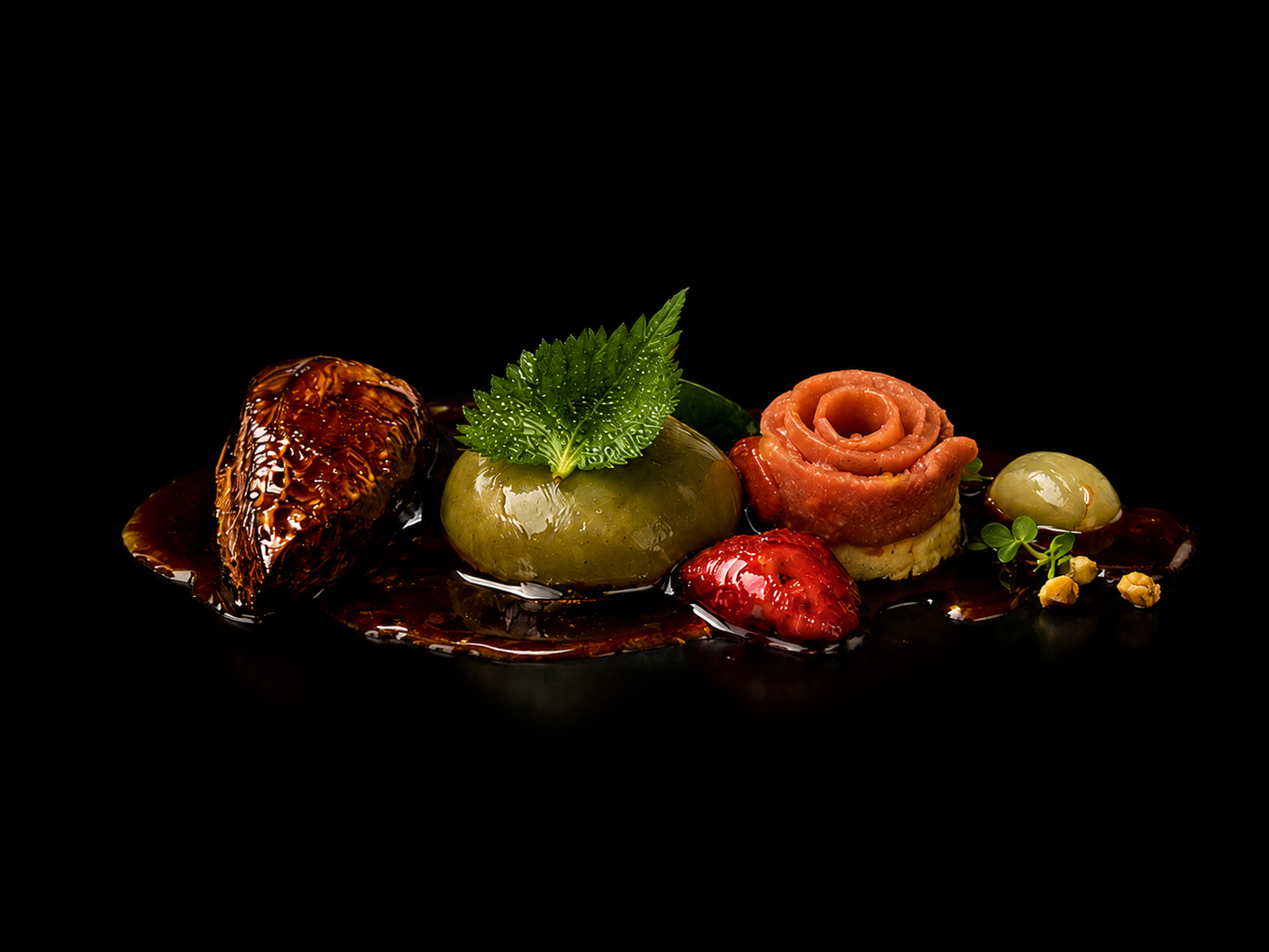 Assiette sophistiquée avec un filet de poisson, une boule de fromage avec une feuille de menthe, un roulé de viande, des olives et des garnitures sur fond noir.