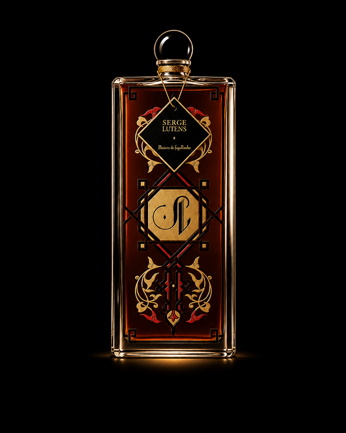 Une bouteille de parfum élégante avec un design ornemental noir et or, portant l'étiquette 'Serge Lutens' et 'Baises de feÿllanque', sur fond noir.