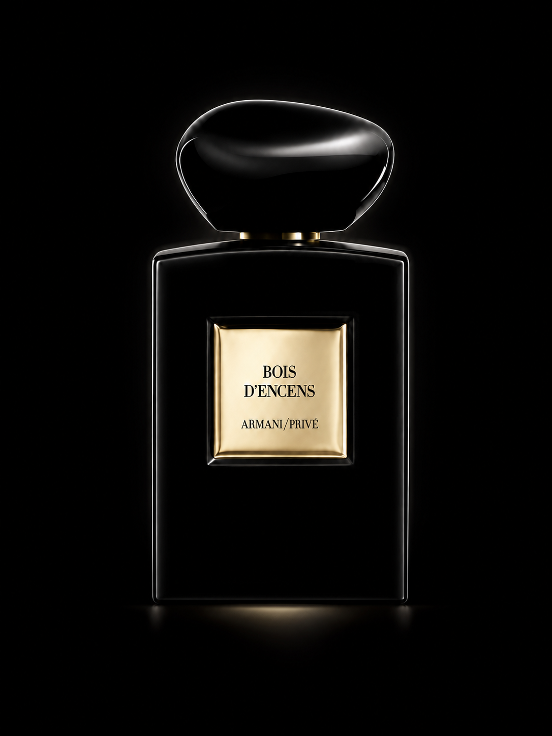 Flacon de parfum noir avec une étiquette dorée indiquant 'Bois d'Encens Armani Privé'