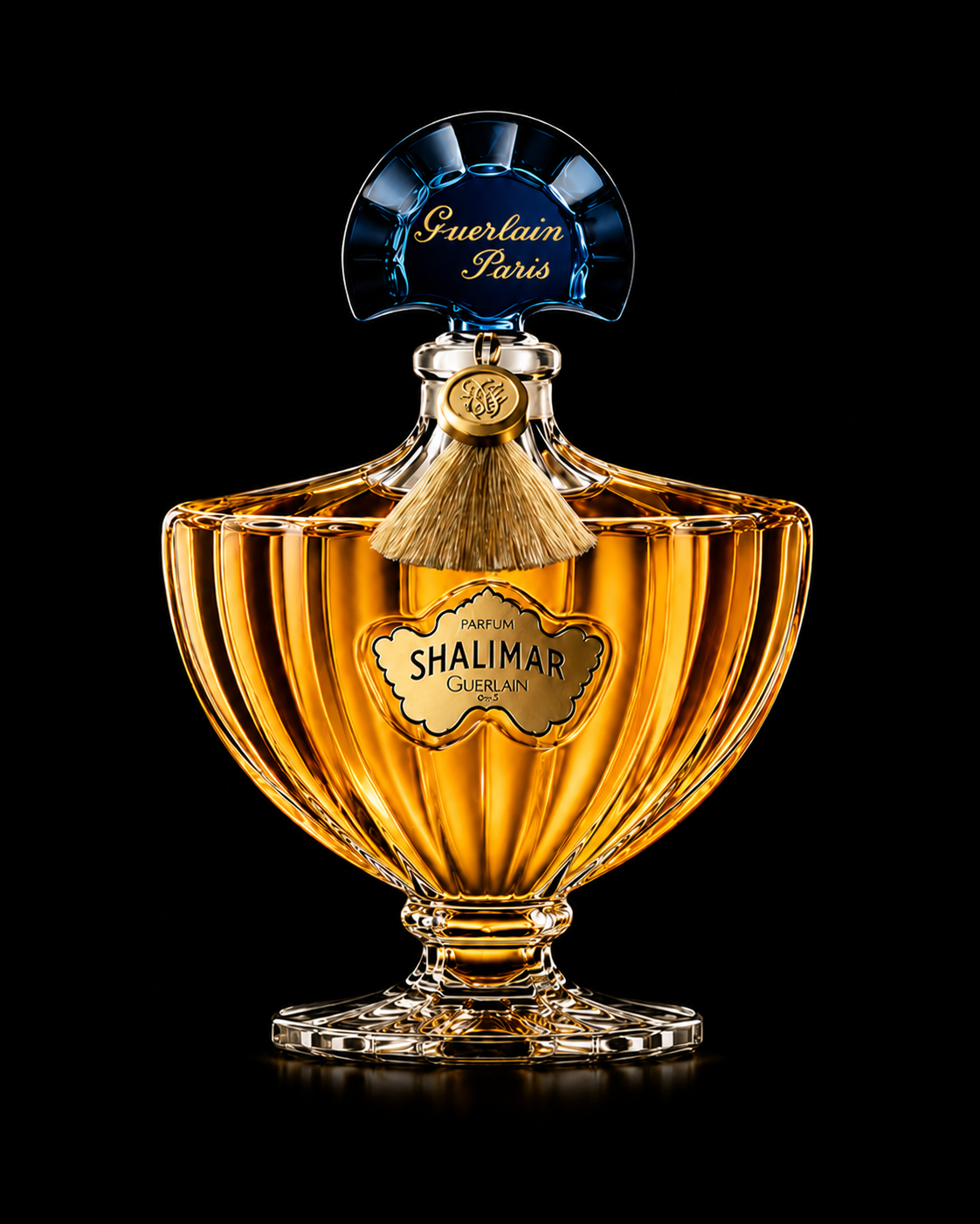 Flacon de parfum Guerlain Shalimar avec un bouchon orné d'une étoffe et une étiquette dorée, présenté sur un fond noir.