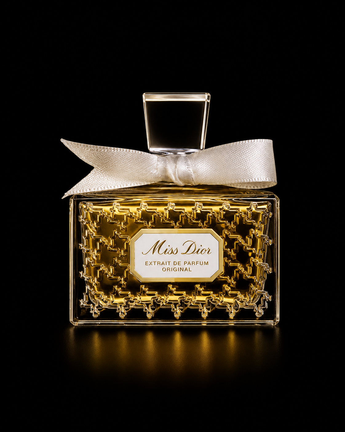 Une bouteille de parfum Miss Dior avec un ruban blanc, design élégant en or et transparent, sur un fond noir.