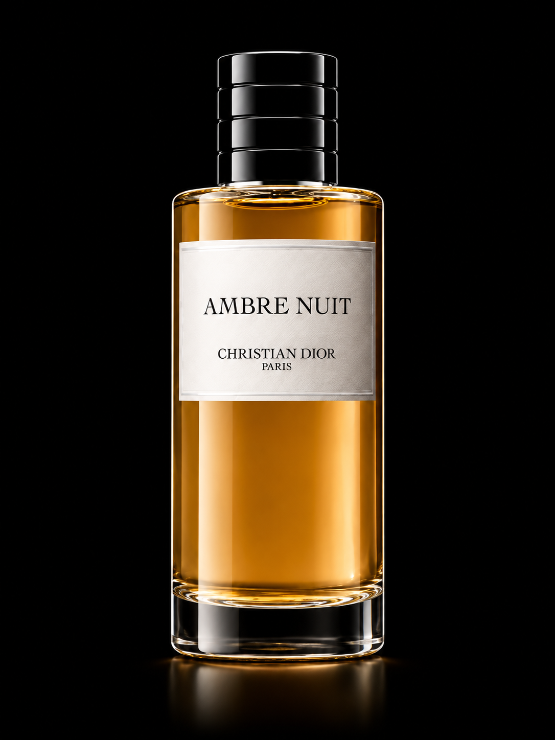 Flacon de parfum Amber Nuit de Christian Dior avec un liquide ambré dans un flacon en verre transparent, sur fond noir.