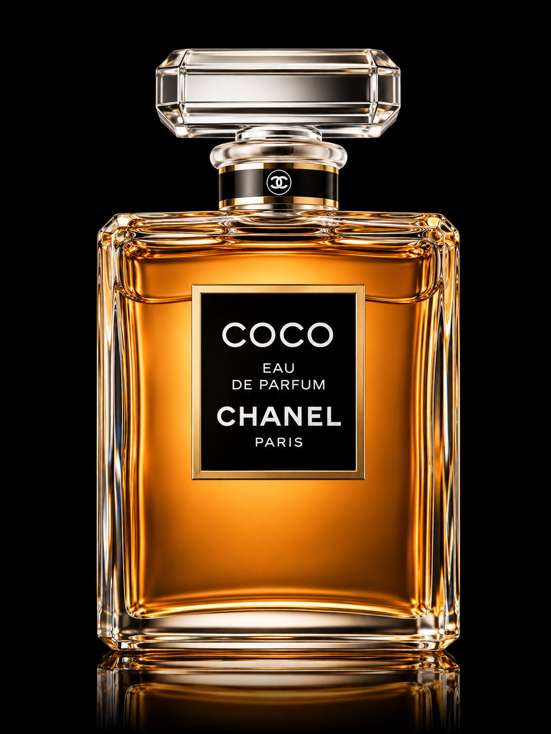 Flacon de parfum Chanel Coco Eau de Parfum avec un design élégant en verre, contenant un parfum ambré, sur fond noir.