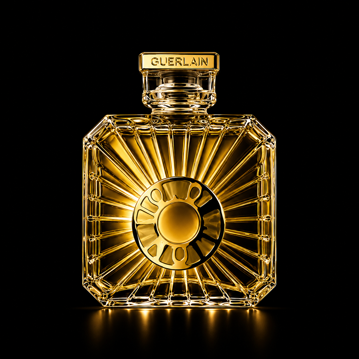 Flacon de parfum Guerlain en verre ornementé, avec le nom Guerlain sur le bouchon, sur fond noir