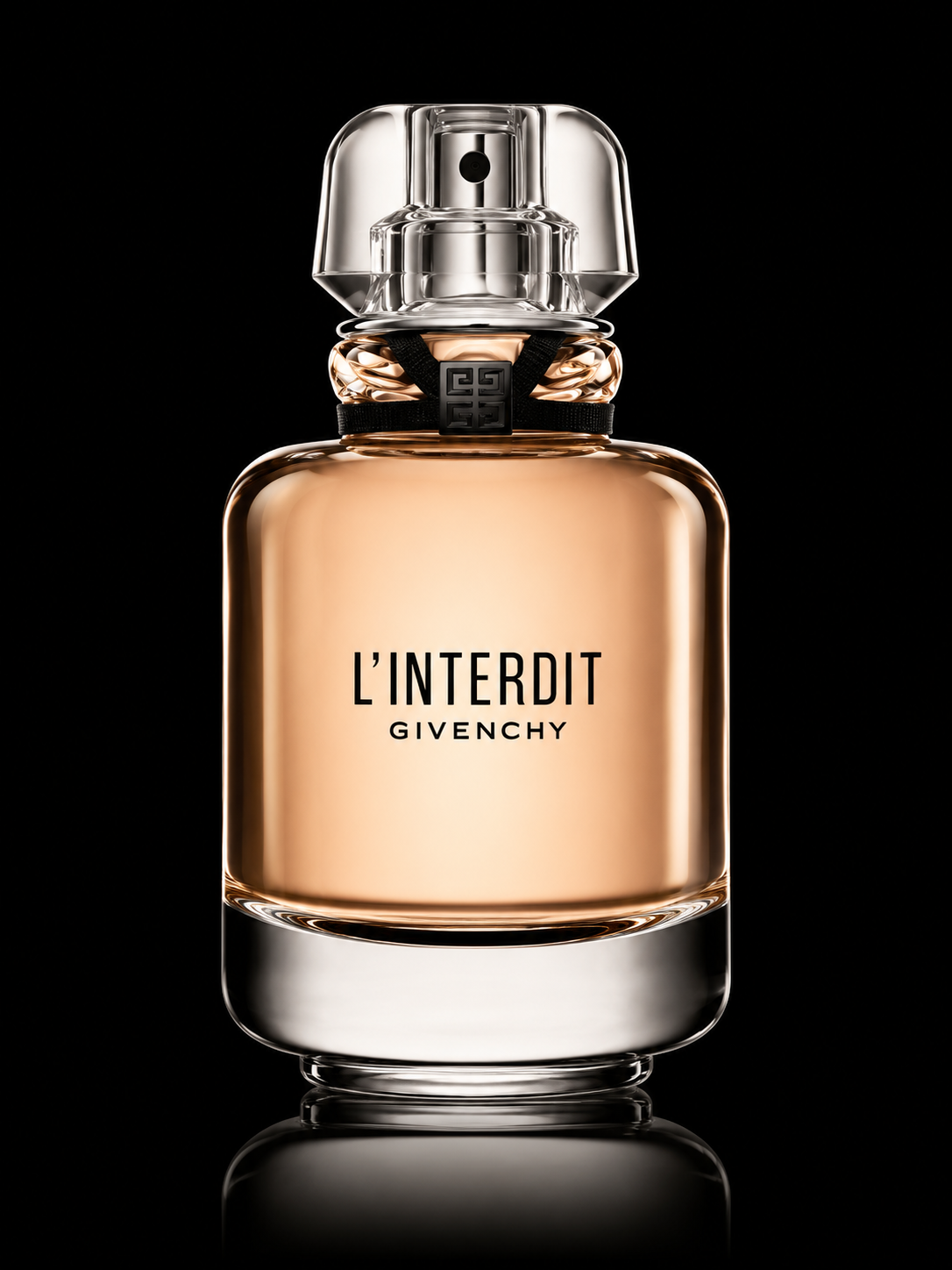 Flacon de parfum Givenchy L'Interdit avec un design élégant en verre transparent, contenant un liquide couleur champagne, sur fond noir.