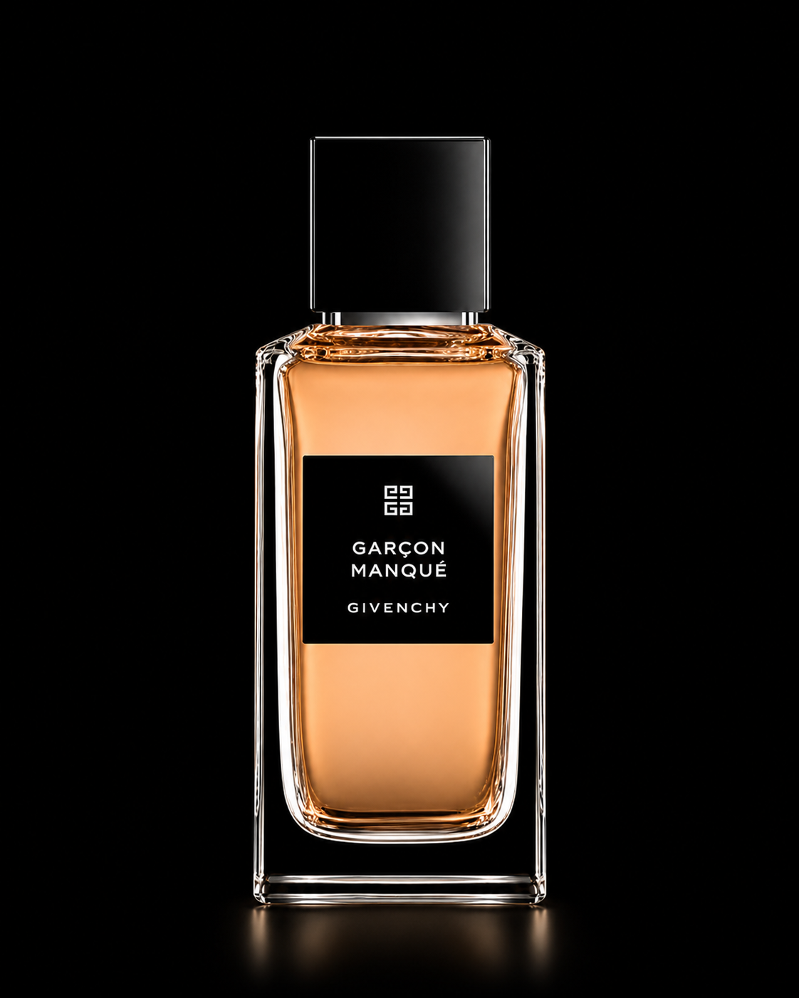 Une bouteille de parfum Givenchy Garçon Manqué avec un design élégant, en verre transparent avec une étiquette noire sur un fond noir.