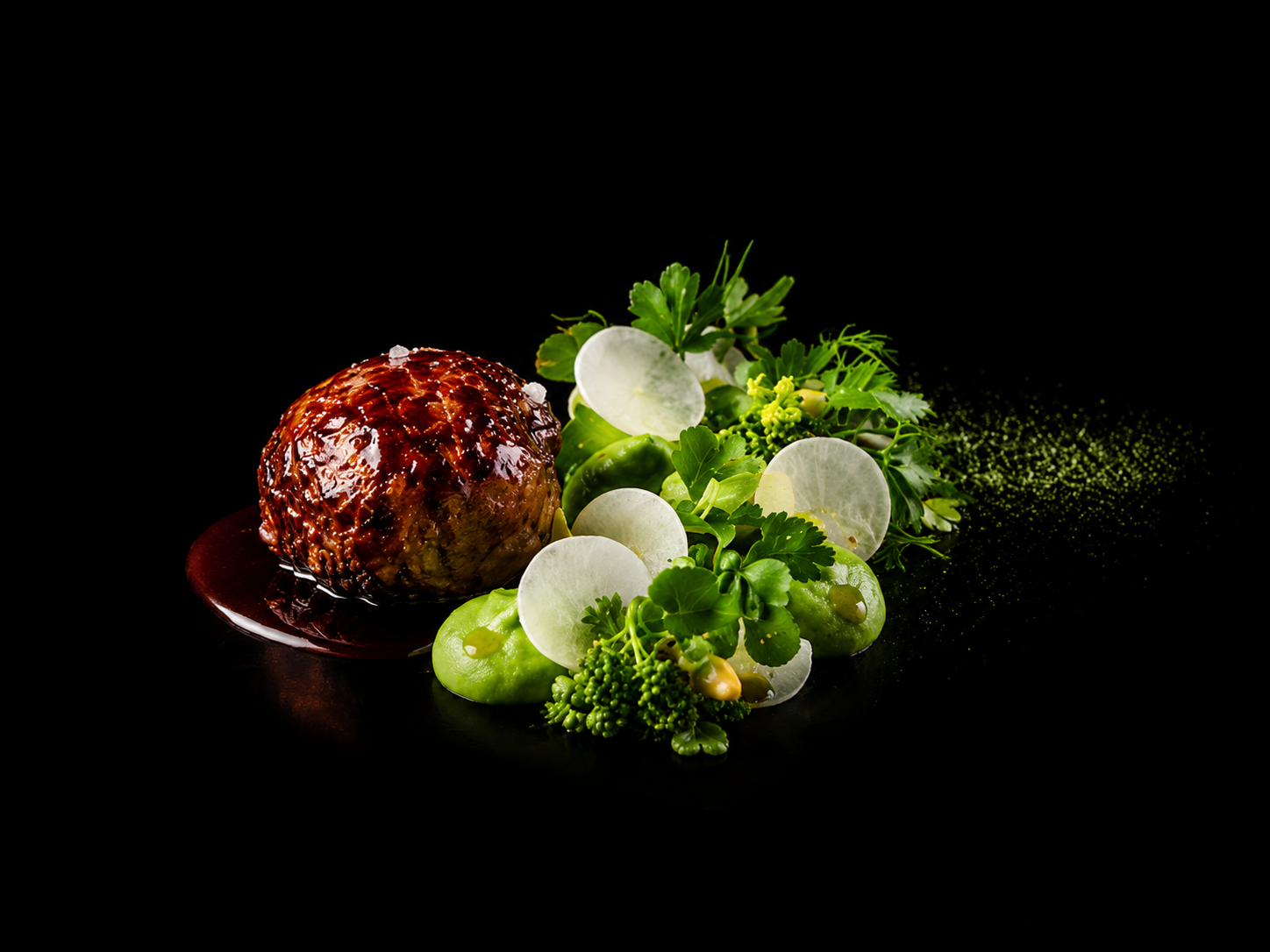 Un plat gourmet avec une viande en croûte, servis avec des légumes verts et des radis, présenté sur un fond noir.