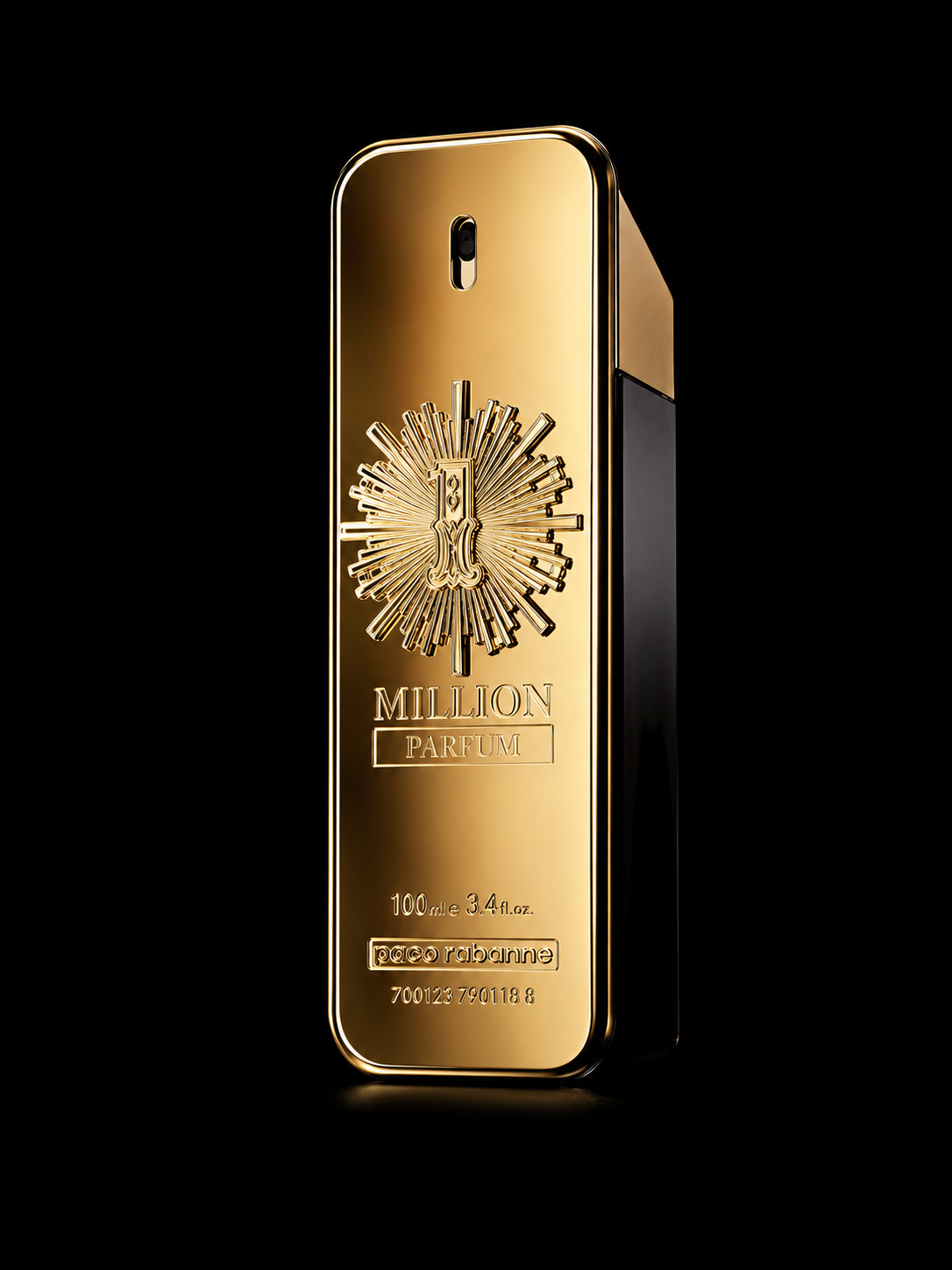 Flacon de parfum Golden Million de Paco Rabanne avec design en forme de lingot d'or sur fond noir.