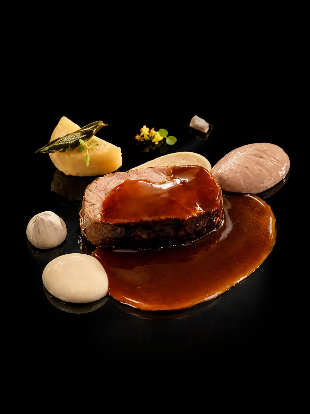 Un plat de viande avec une sauce brune, accompagné de purée, d'œufs de poule, d'ail, et de petits légumes ou garnitures. Présenté de manière élégante sur un fond noir