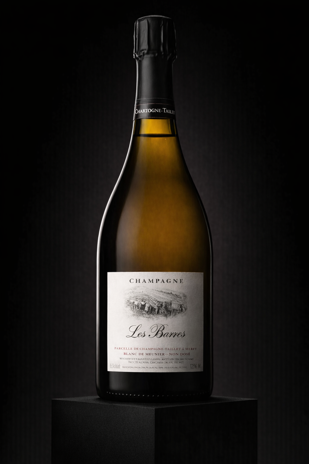 Bouteille de champagne Les Barres sur un socle noir, avec une étiquette blanche portant le nom et des détails du produit, fond noir.