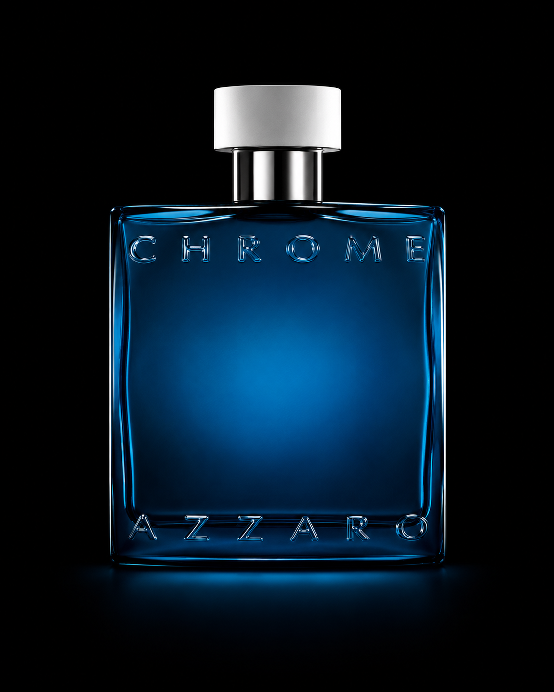 Une bouteille de parfum bleue avec un capuchon argenté sur fond noir.