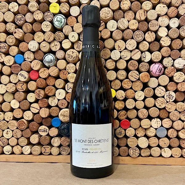 Une bouteille de vin sur un fond de bouchons de bouteilles empilés.