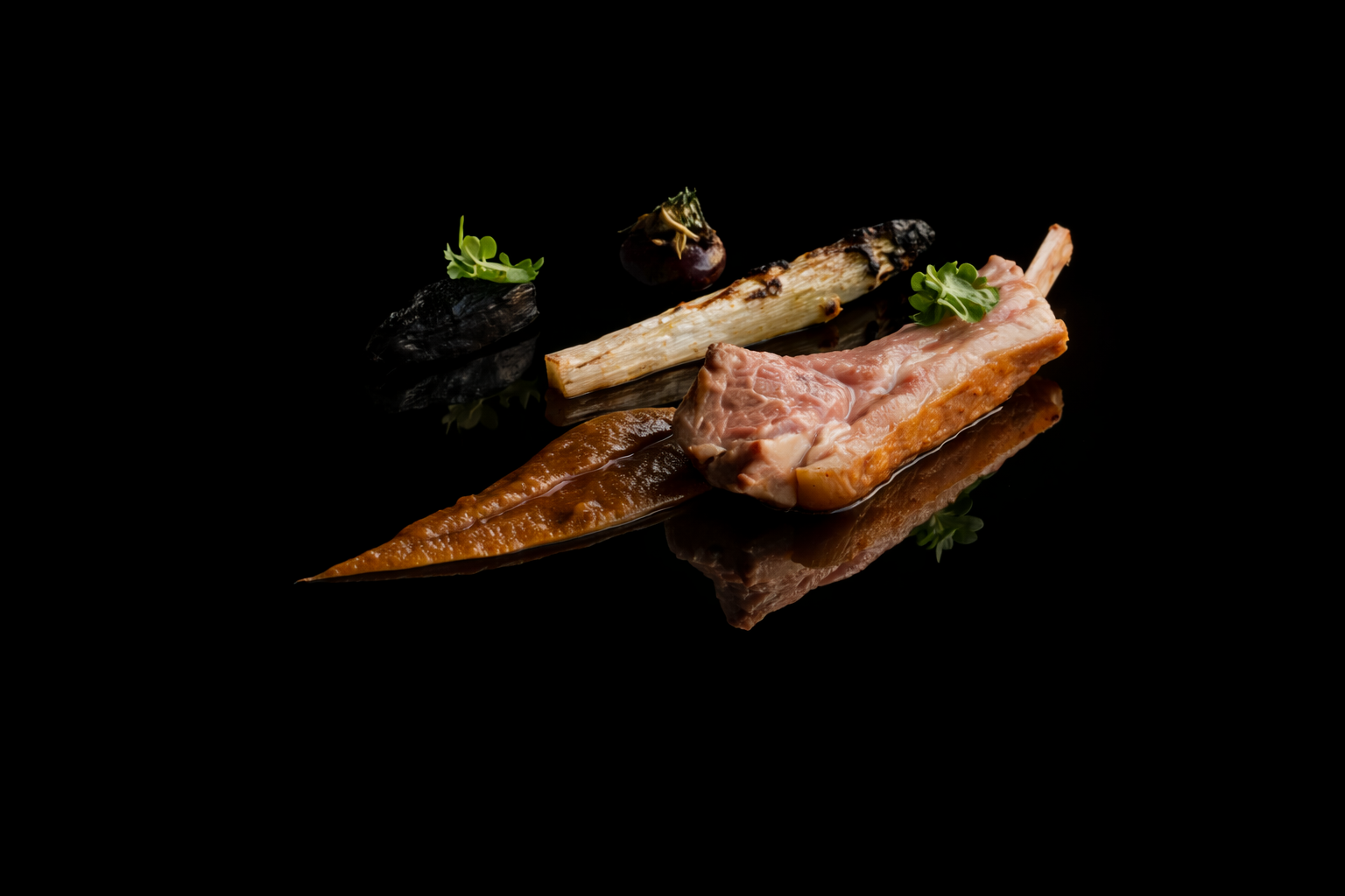 Variété de viandes et légumes grillés sur un fond noir.