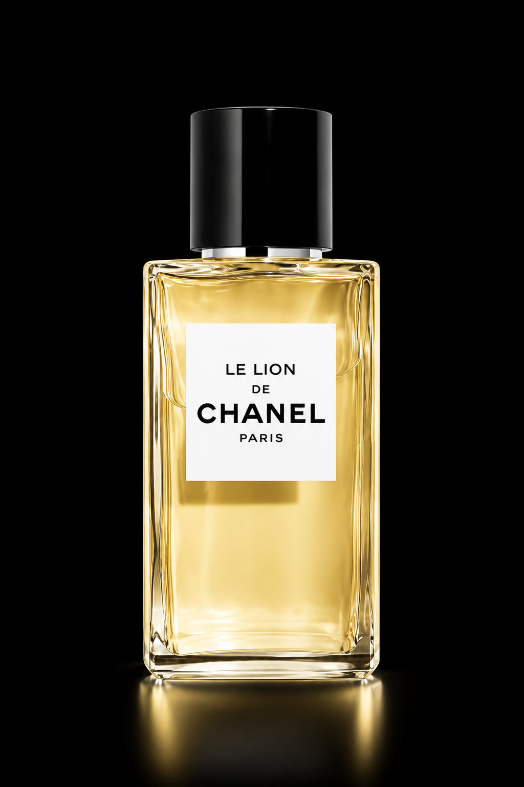 Flacon de parfum Chanel Le Lion de Paris avec une étiquette blanche et un capuchon noir, sur fond noir.