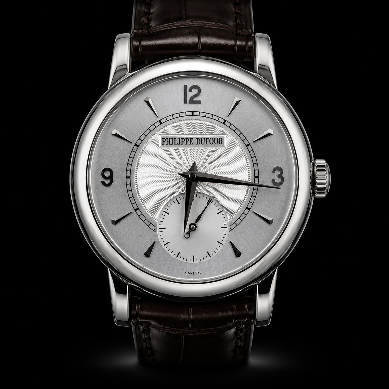 Montre de luxe avec un cadran argenté, index noirs, deux aiguilles principales, un sous-cadran pour les secondes, le nom 'Philippe Dufour' et 'Swiss', bracelet en cuir marron.
