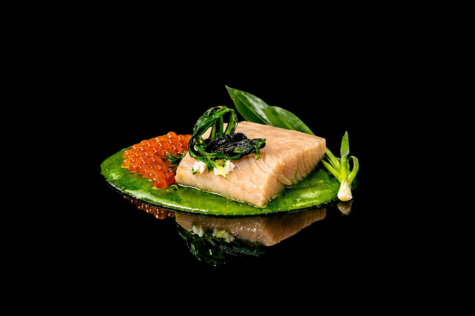 Plat de sashimi ou poisson cru, avec des œufs de poisson orange, feuilles vertes, et garnitures présentées sur une feuille verte, sur fond noir.