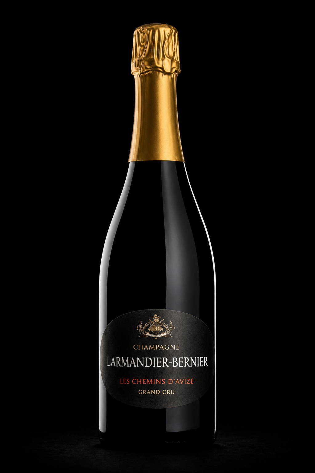 Bouteille de champagne Larmandier-Bernier, Les Chemins d'Avize, Grand Cru, avec capsule dorée, sur fond noir.