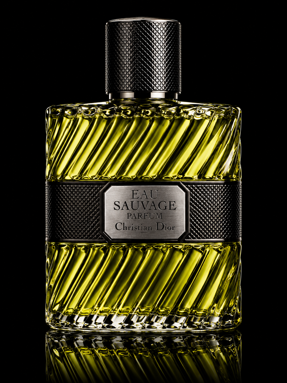 Une bouteille de parfum Christian Dior Eau Sauvage avec un design élégant en verre jaune et un couvercle en métal noir.