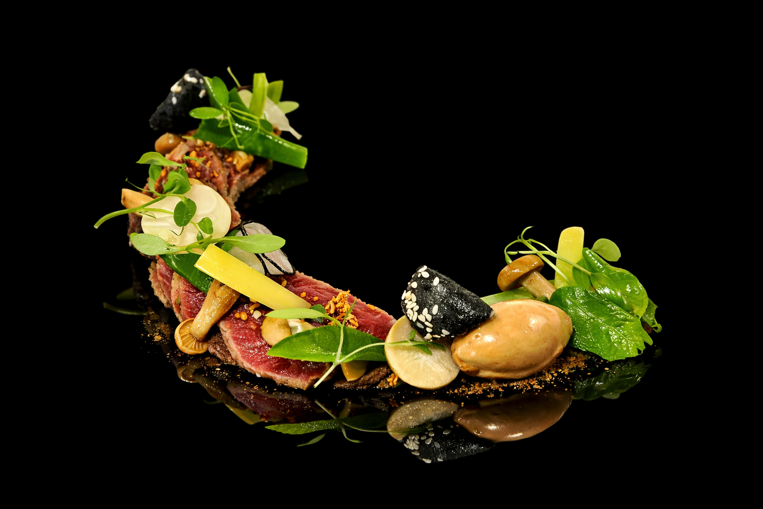 Assiette en forme de C avec du thon cru, des légumes, des champignons, des feuilles vertes et du sésame sur un fond noir