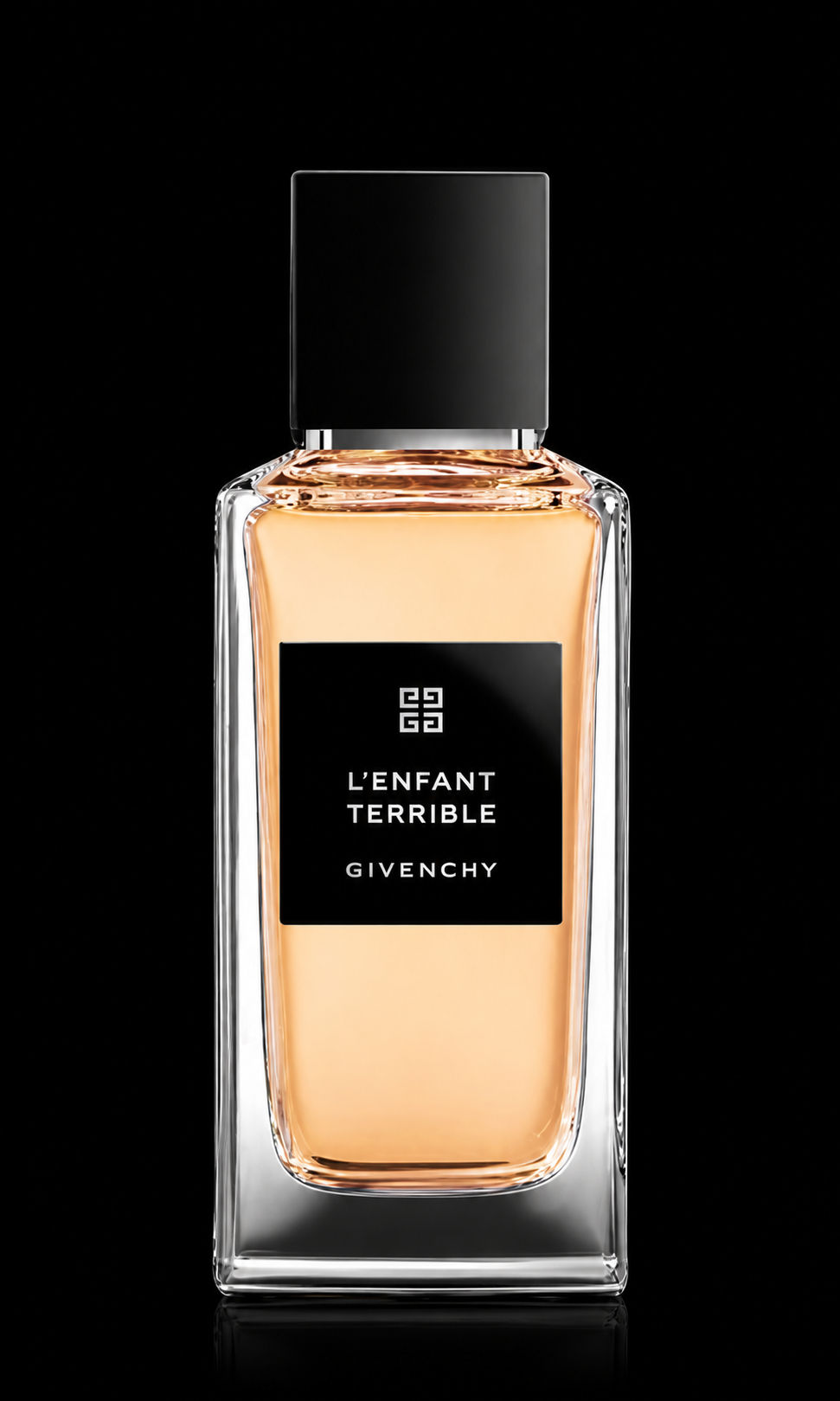 Parfum Givenchy L'Enfant Terrible dans un flacon en verre transparent avec un liquide beige clair, fond noir, étiquette noire avec logo Givenchy et nom du parfum en blanc.