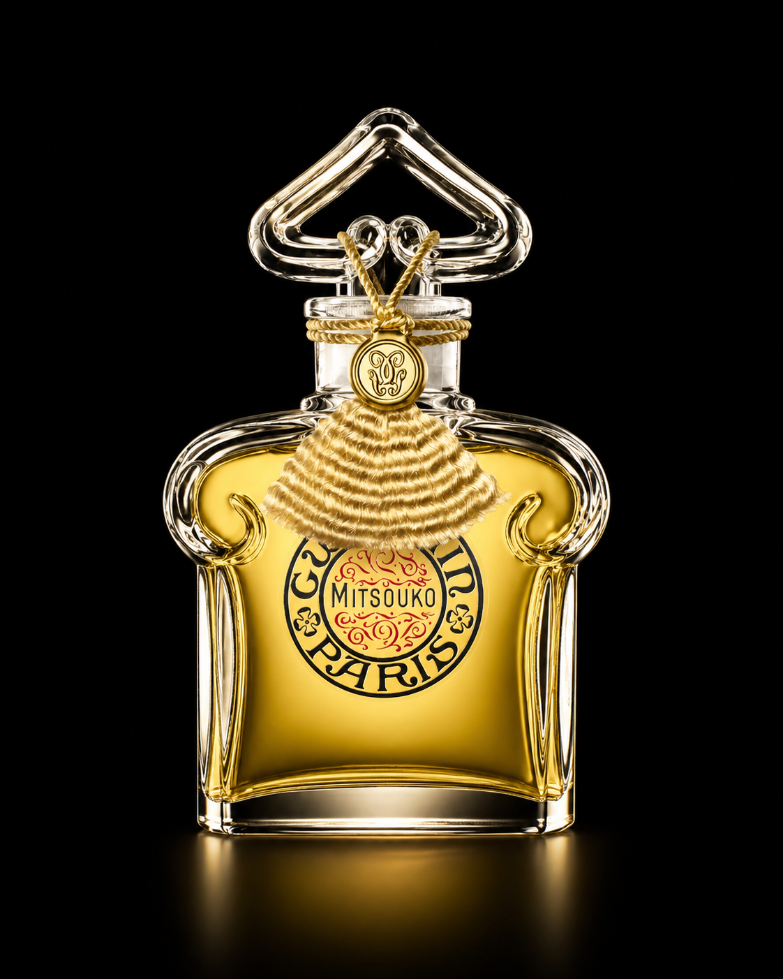 Une bouteille de parfum élégante en verre avec un bouchon en forme de cœur, décorée d'une chaînette dorée avec un médaillon, contre un fond noir.