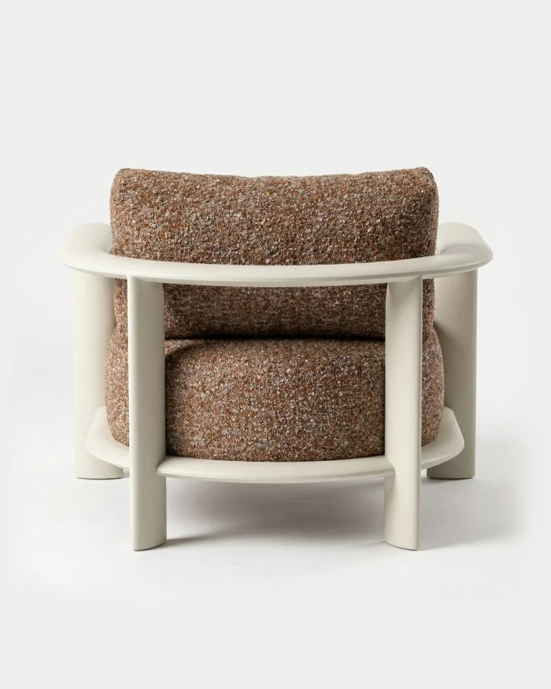 Chaise design moderne avec structure blanche et rembourrage en pierre.