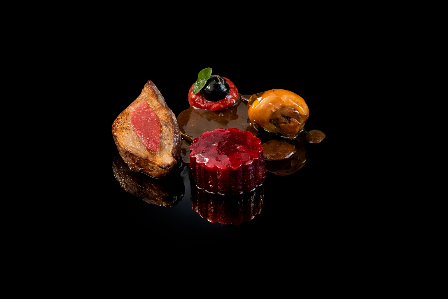 Assortiment de desserts en chocolat, coupes de gelée de fruits et tranches de gâteau, sur fond noir.