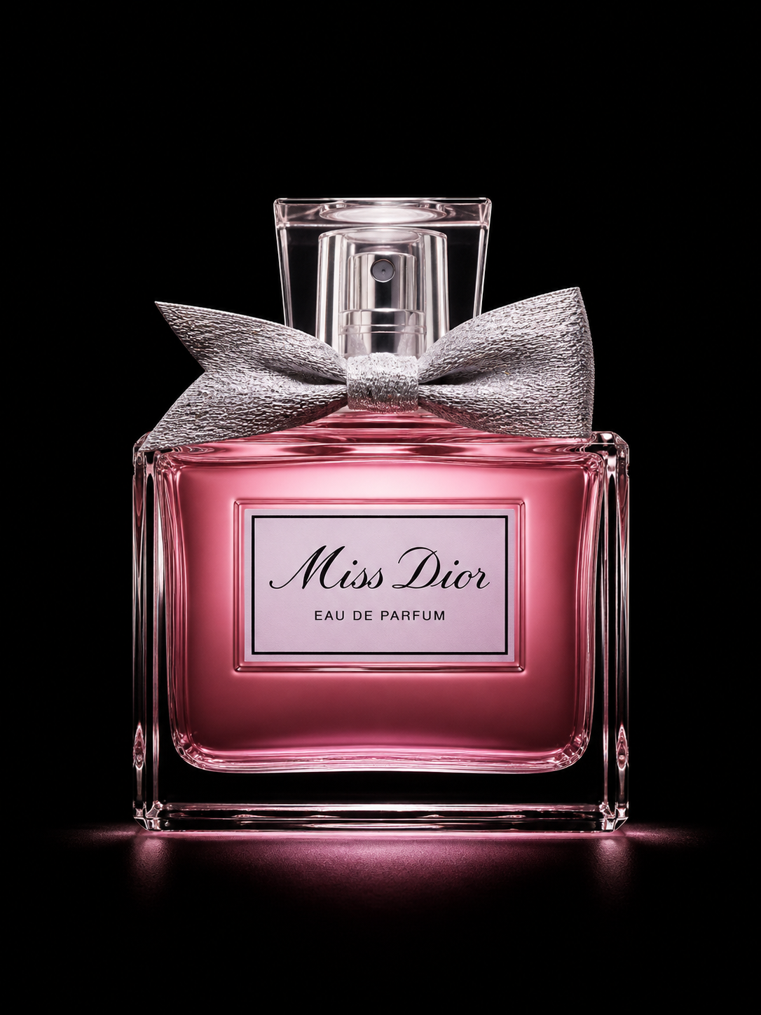 Flacon de parfum Miss Dior Rose dans un fond noir, avec un ruban argenté autour du col.
