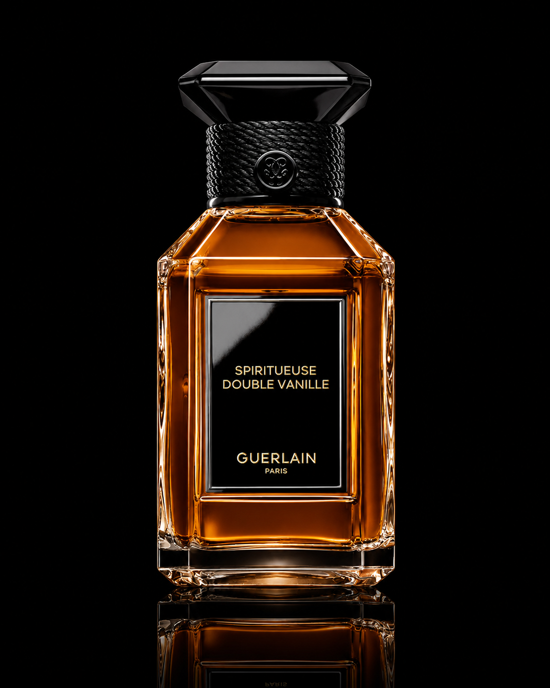Flacon de parfum Guerlain Double Vanille, fond noir, avec reflets du flacon sur une surface, étiquette noire avec texte doré.