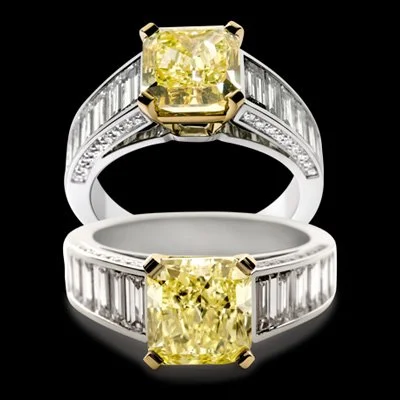Deux bagues en or blanc avec des pierres jaunes et des diamants, vue de face sur fond noir.