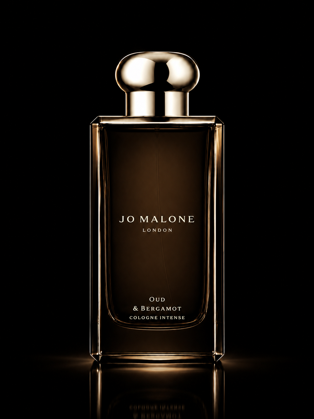 Une bouteille de parfum Jo Malone London Oud & Bergamot Cologne Intense avec un design élégant sur fond noir