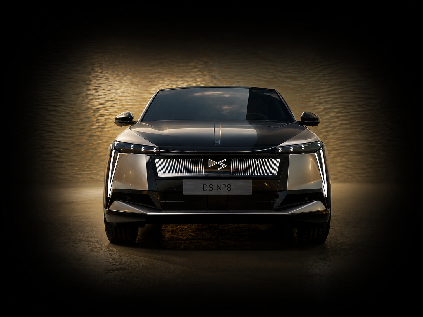 Vue frontale d'une voiture électrique noire, DS N°8, sur un fond sombre avec un éclairage mettant en valeur ses lignes modernes.