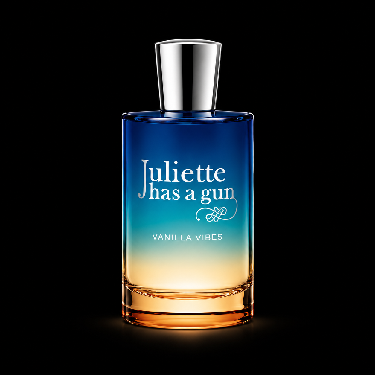 Une bouteille de parfum avec un dégradé de couleurs allant du bleu en haut au beige en bas, intitulée 'Juliette has a gun' avec la mention 'Vanilla Vibes', sur fond noir.