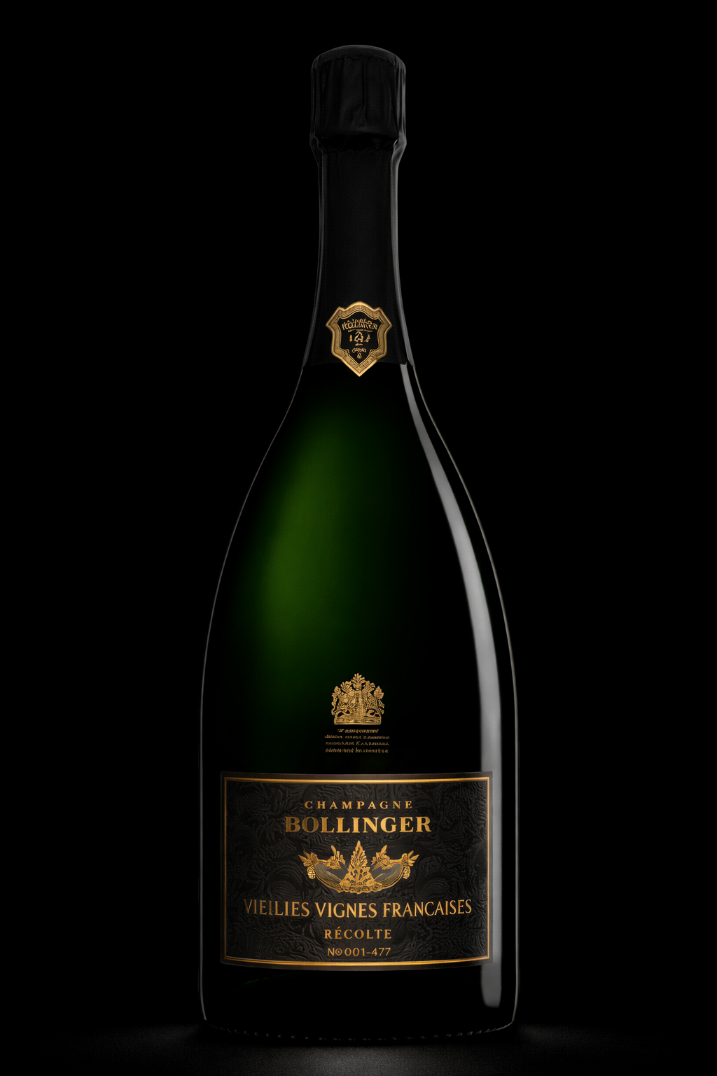 Une bouteille de champagne Bollinger Vicies Vignes Françaises, édition Récolte, numéro 001-477, avec une étiquette noire et or, sur un fond noir.